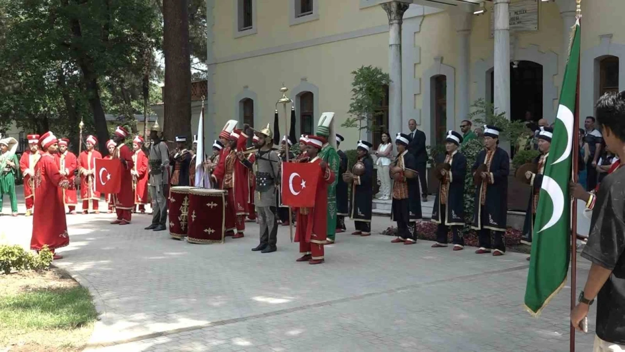 25 &uuml;lkeden &ouml;ğrenciler aynı safta: Mehterle k&uuml;lt&uuml;r k&ouml;pr&uuml;s&uuml; kurdular
