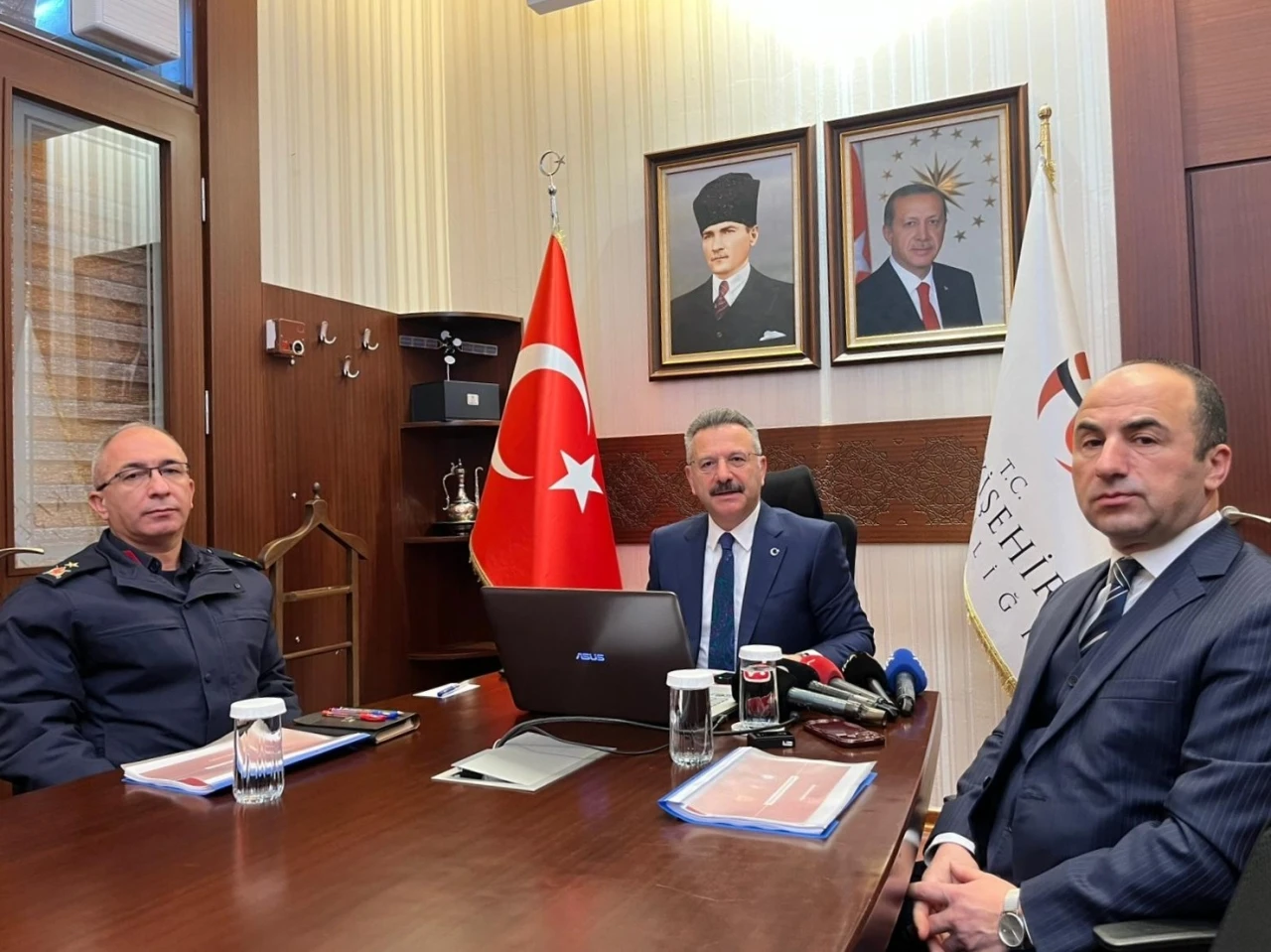 25 yıllık Vali H&uuml;seyin Aksoy&rsquo;dan veda konuşması
