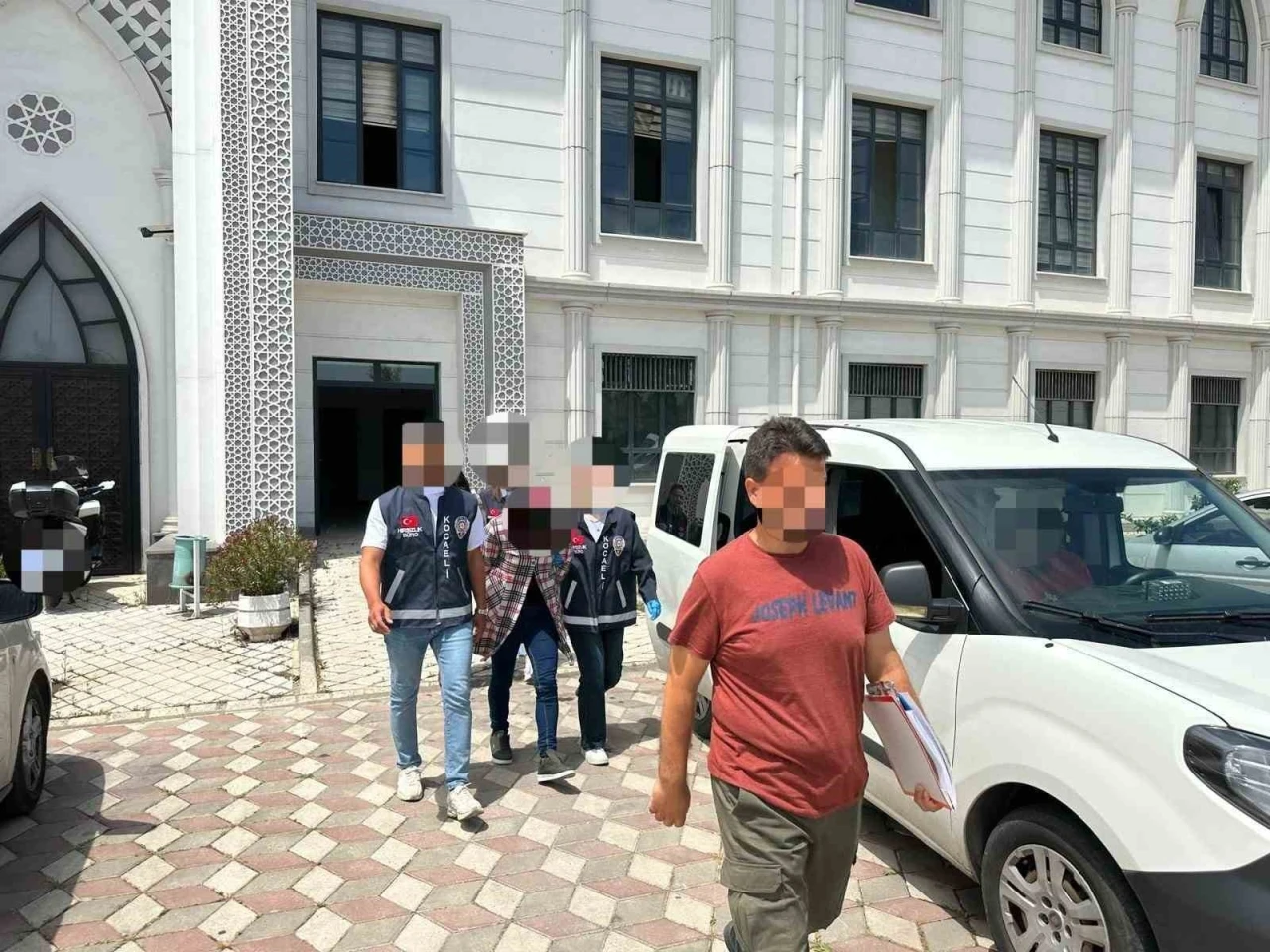 250 bin TL değerinde ziynet eşyası çalan ve 155 suç kaydı bulunan 2 şüpheli yakalandı
