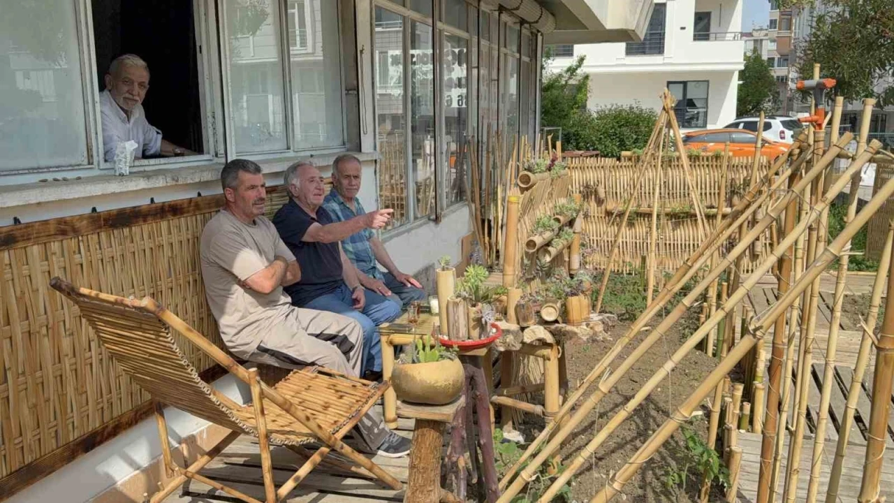 27 yıllık sağlık&ccedil;ı bambuyu sanat eserlerine d&ouml;n&uuml;şt&uuml;r&uuml;yor
