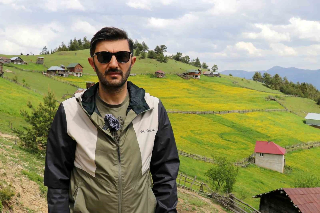 3 bin kilometreden gelip memleketini tanıtıyor
