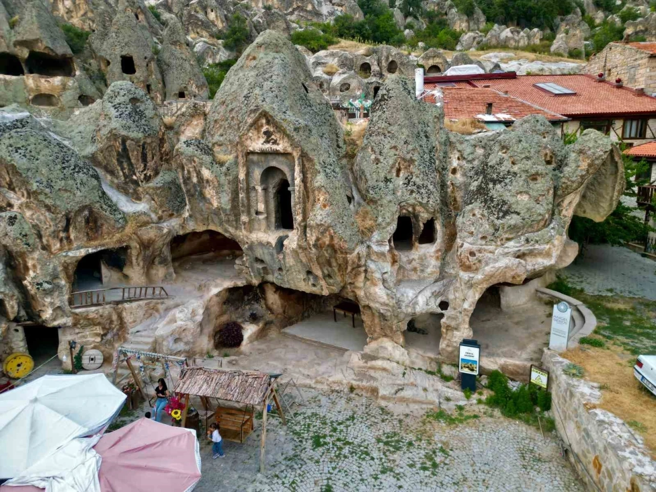 3 bin yıllık Frig Vadisi yaz sezonunda ziyaret&ccedil;i akınına uğruyor
