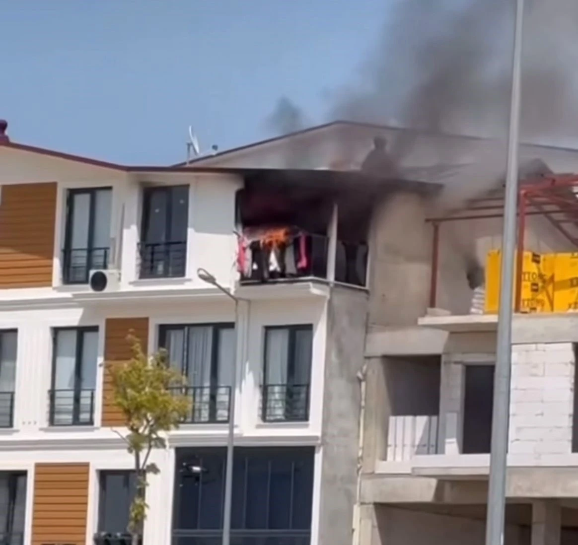 3 katlı binanın çatı katı alevlere teslim oldu
