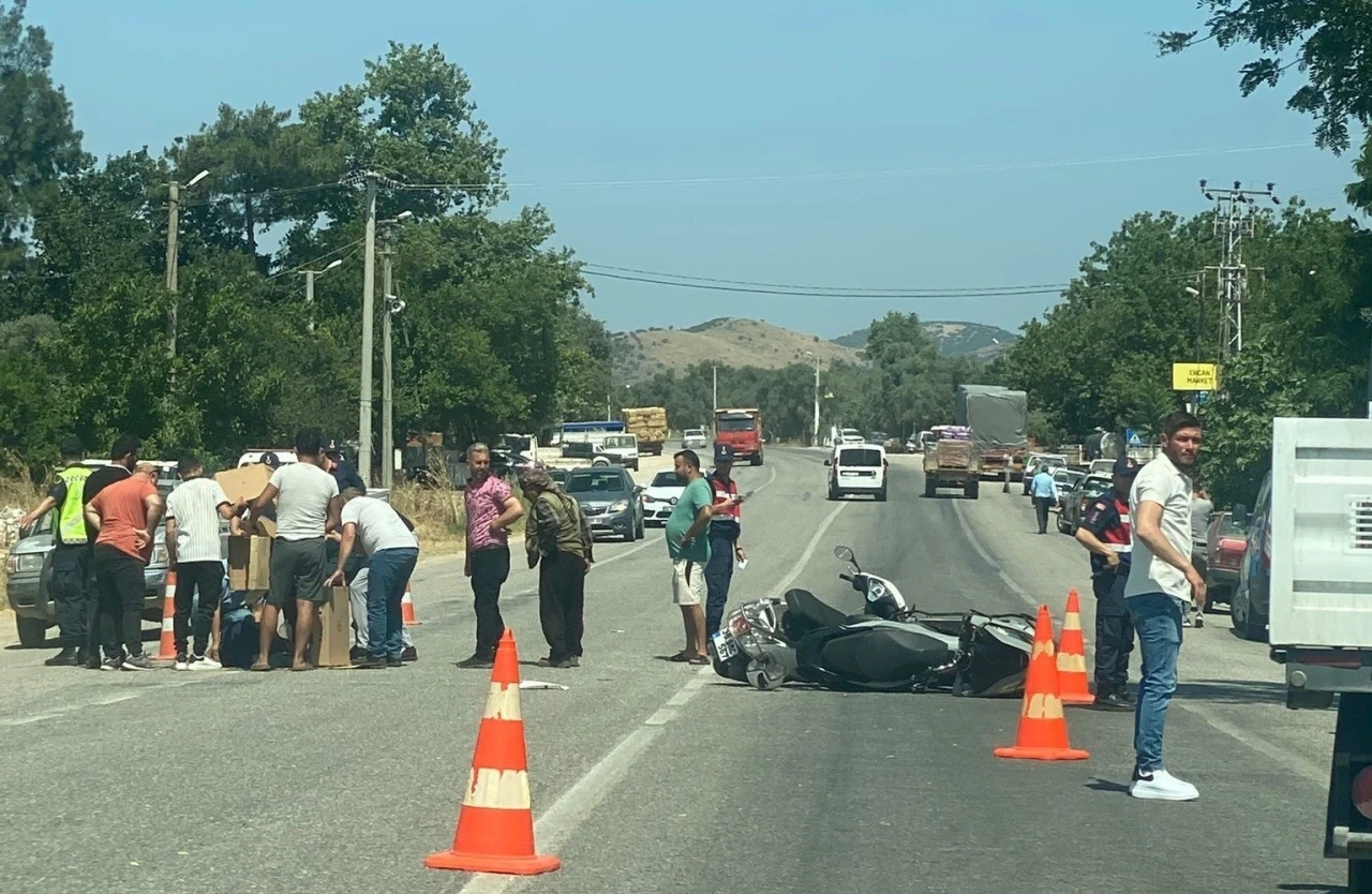 3 kişinin yaralandığı motosiklet kazası kamerada
