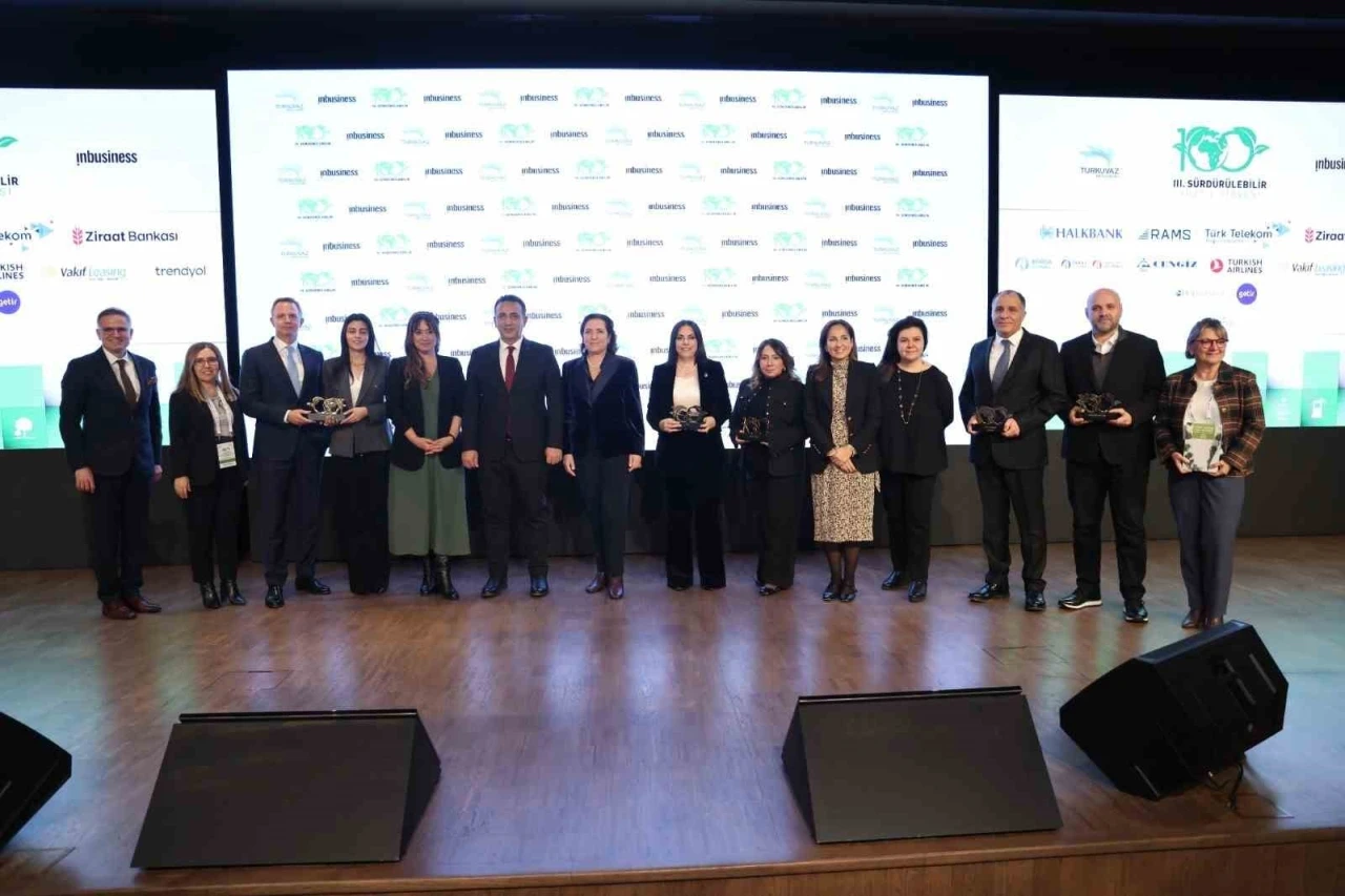 3&rsquo;&uuml;nc&uuml; S&uuml;rd&uuml;r&uuml;lebilir Y&uuml;zyıl Zirvesi&rsquo;nde yeşil d&ouml;n&uuml;ş&uuml;m&uuml;n yol haritası konuşuldu
