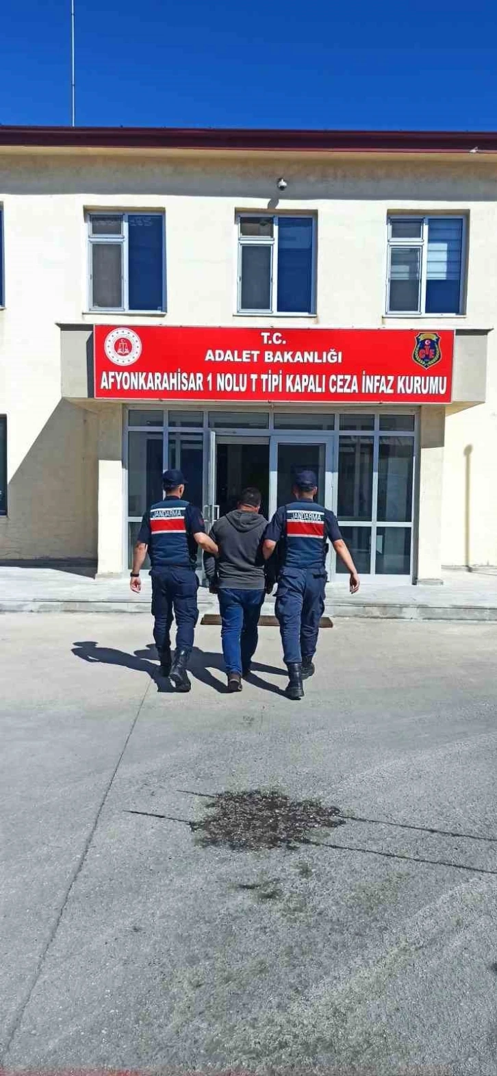 3 yıl 1 ay 15 gün hapis cezası ile aranan şahsı jandarma yakaladı
