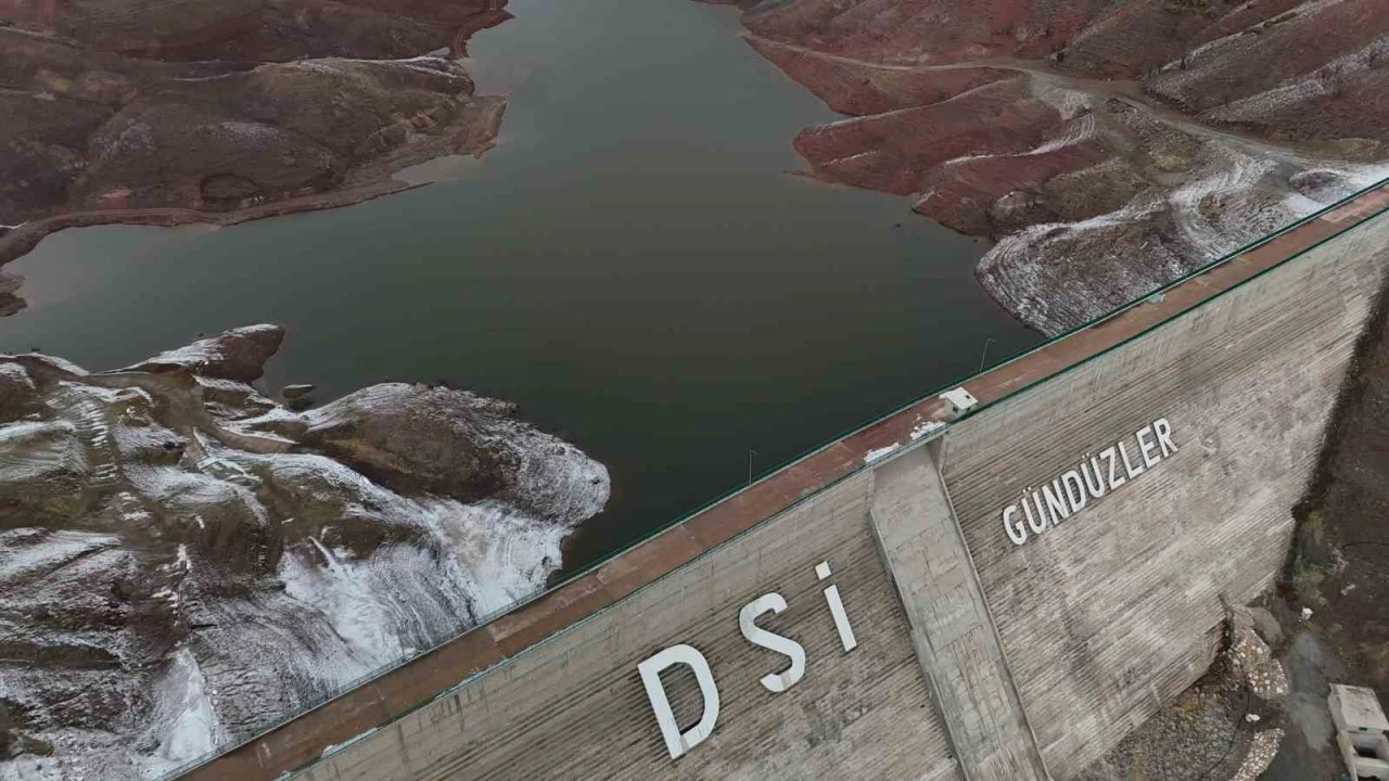 3 yıl &ouml;nce a&ccedil;ılan barajdaki su bitme noktasına geldi
