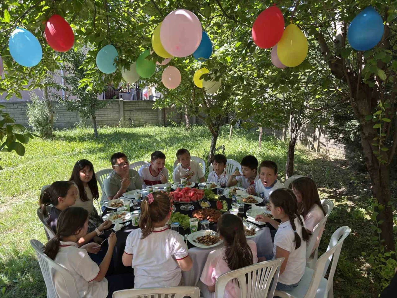 3 yıldır &ouml;ğrencilere bah&ccedil;esini a&ccedil;an &ccedil;ift, bu yıl da geleneği bozmadı
