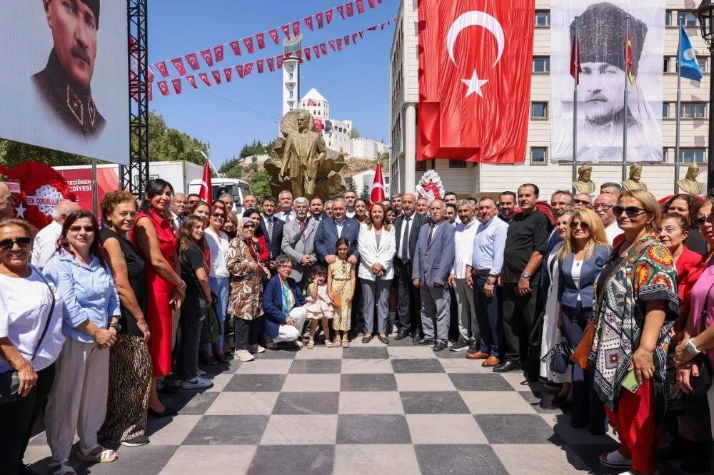 30 Ağustos Zafer Bayramı kutlamaları çelenk sunumu ile başladı
