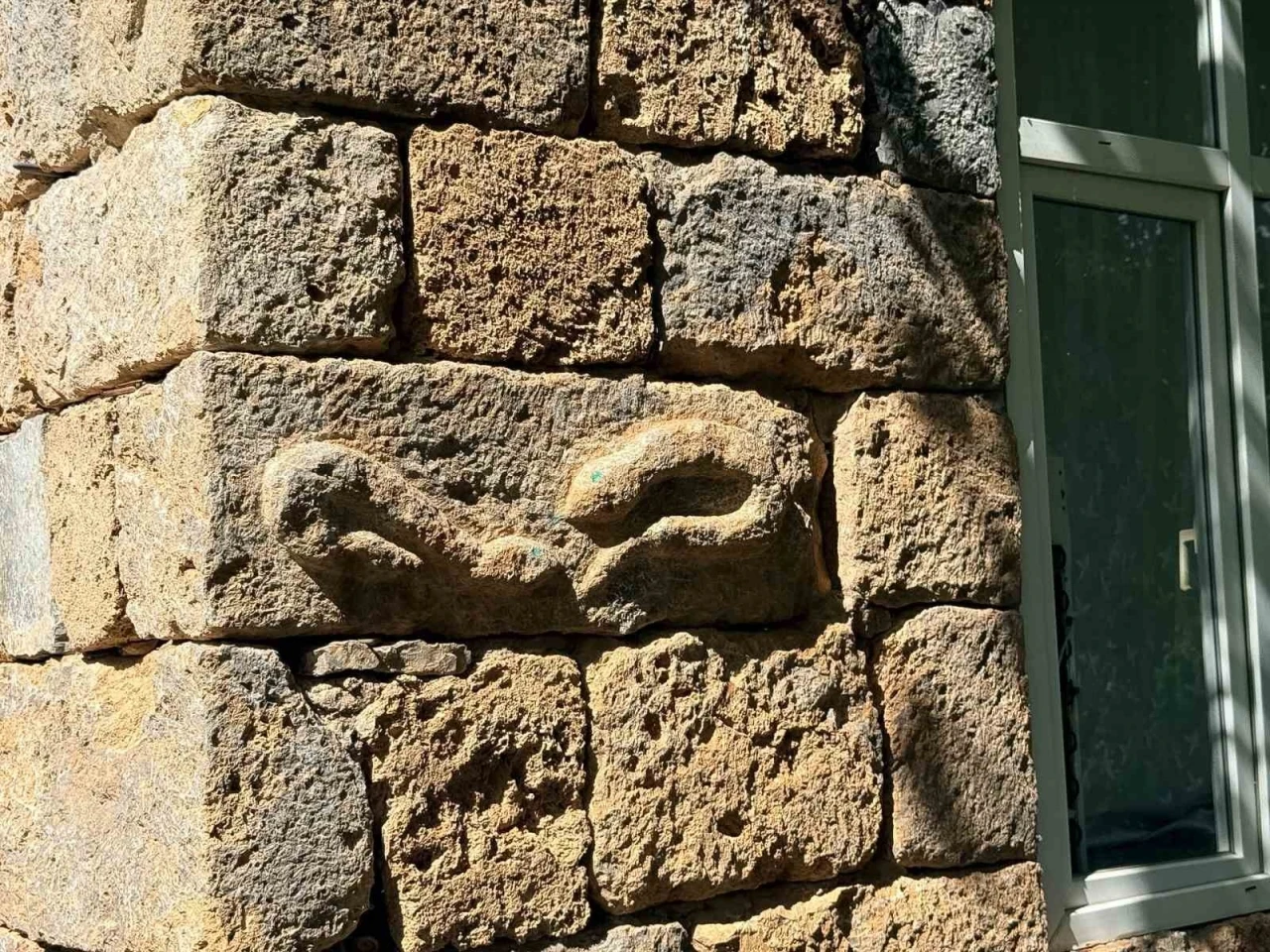 30 yıl &ouml;nce kendi emeğiyle yaptığı ev turistlerin ilgi odağı oldu
