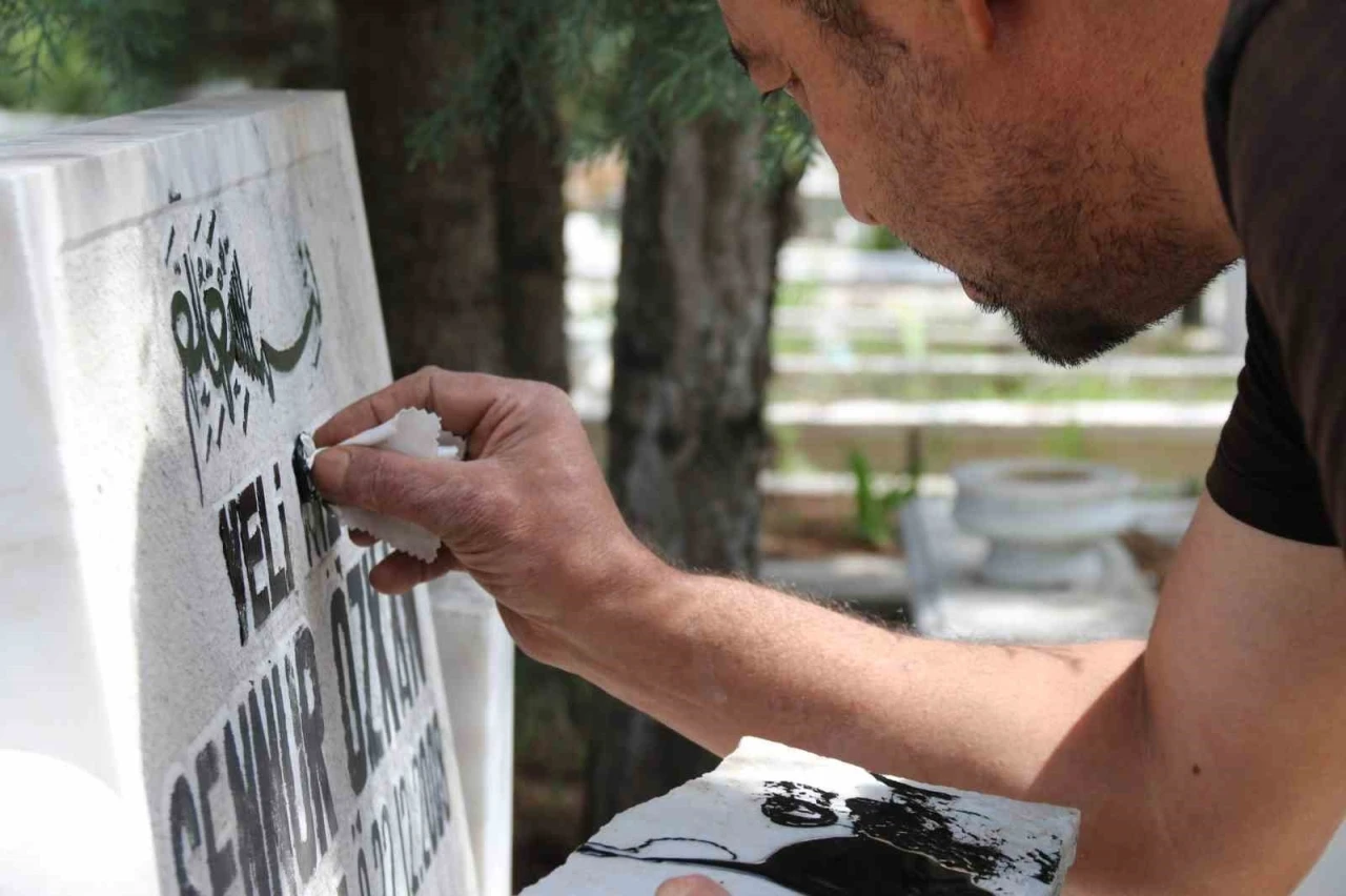 300 mezara gözü gibi bakıyor, Avrupa’dan müşterileri var
