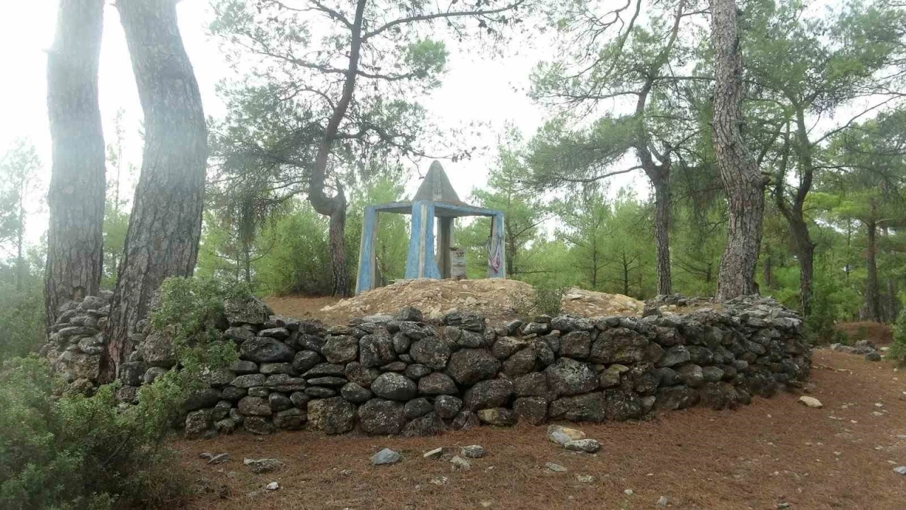 Tarihi türbe define avcılarının hedefi oldu