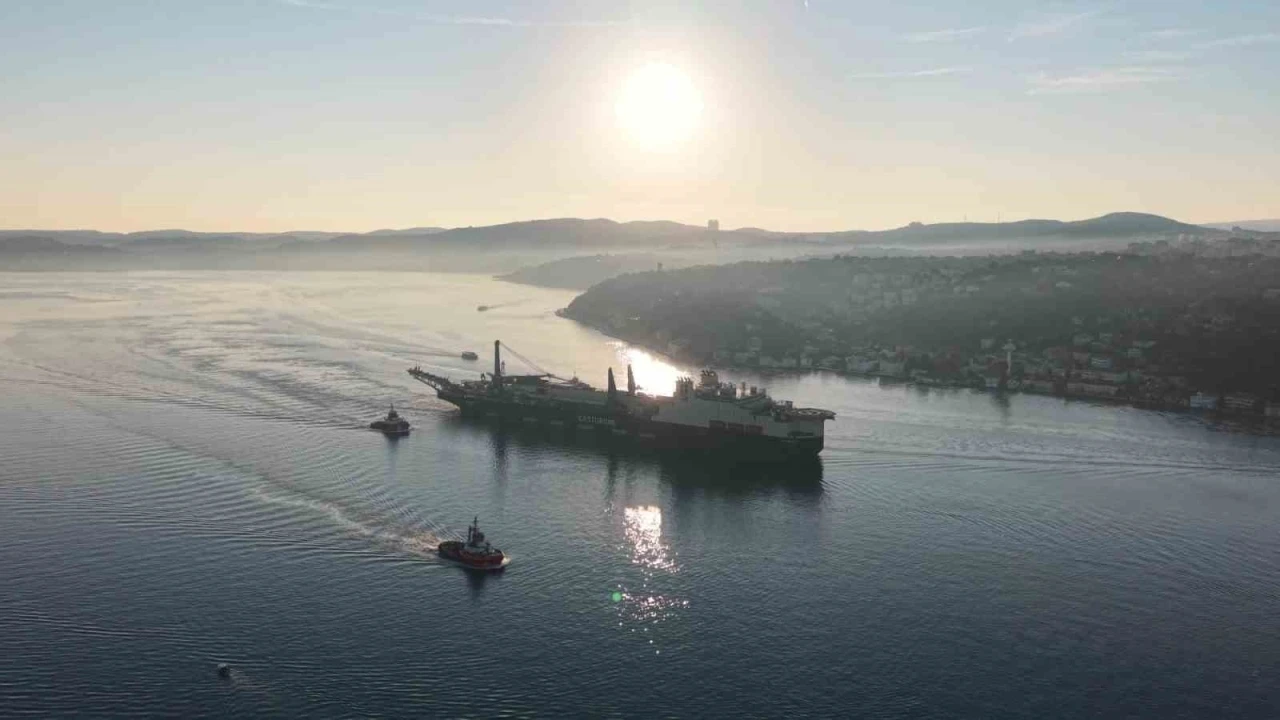 325 metrelik dev boru d&ouml;şeme gemisi İstanbul Boğazı&rsquo;ndan ge&ccedil;iş yaptı
