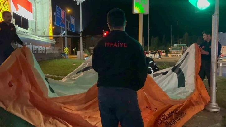 35 metre y&uuml;kseklikteki yapıta &ccedil;ıkan alkoll&uuml; şahıs ekiplere zor anlar yaşattı
