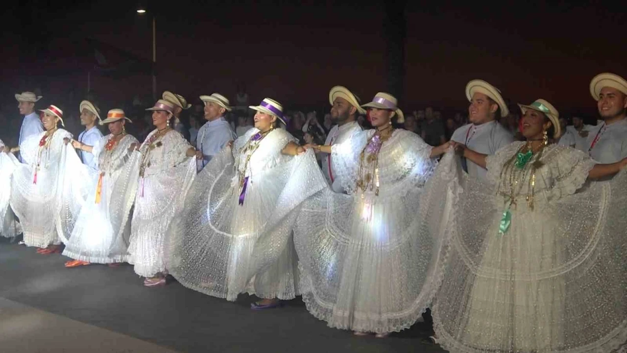 38. TUFAG Uluslararası Halk Dansları Festivali renkli görüntülerle başladı

