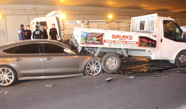 4 ara&ccedil; birbirine girdi: 4 yaralı
