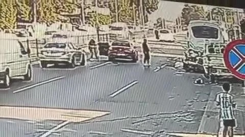 4 aracın karıştığı zincirleme kazanın g&ouml;r&uuml;nt&uuml;leri ortaya &ccedil;ıktı
