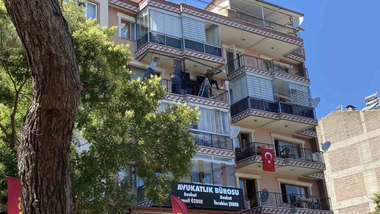 4. katta balkon demirleri üstünde tehlikeli mesai
