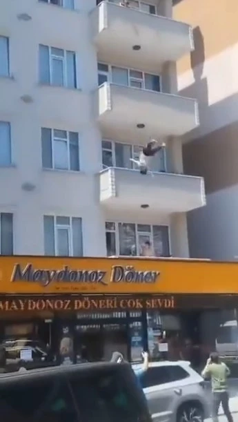 4. kattan atladı, sundurmanın üzerine düşerek yaralandı
