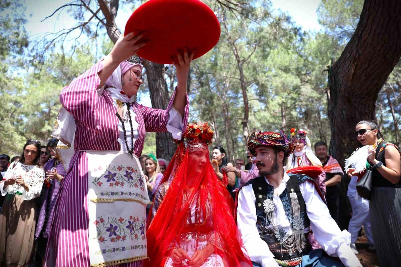 4. Uluslararası Yörük Türkmen Festivali’nde genç çifte yörük gelenekleriyle kına töreni
