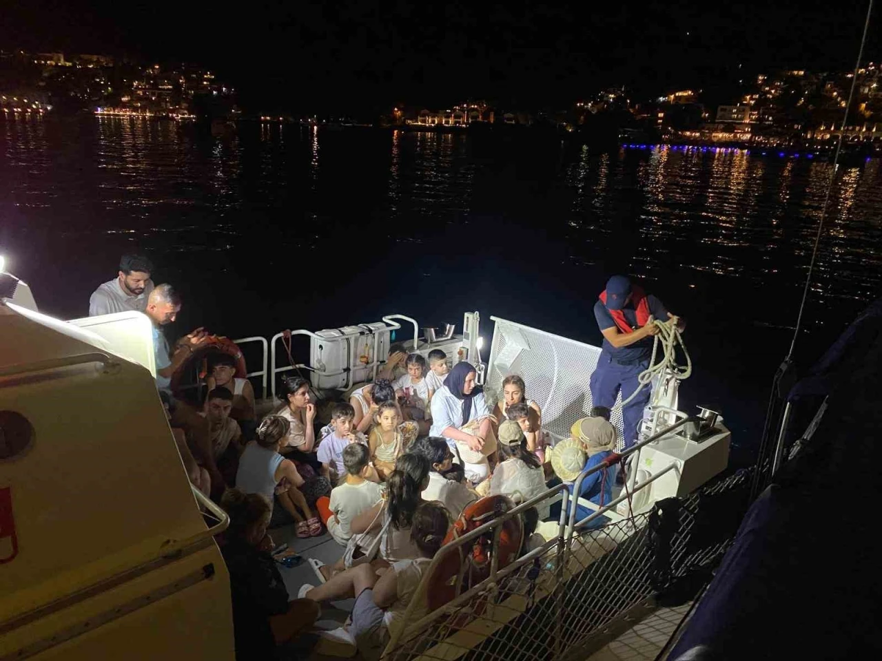 40 g&ouml;&ccedil;men yakalandı; 2 g&ouml;zaltı
