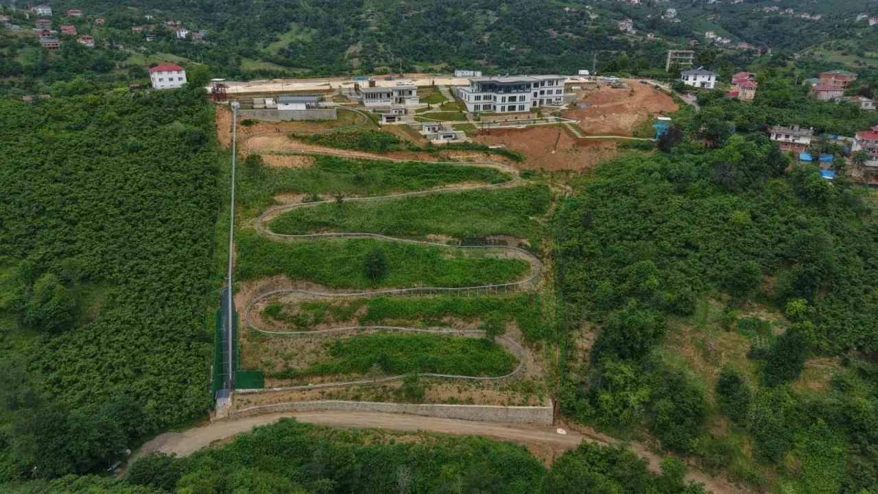 40 kilometre hız, 850 metrelik parkur; Karadeniz&rsquo;in en uzun dağ kızağı Trabzon&rsquo;da hizmete giriyor

