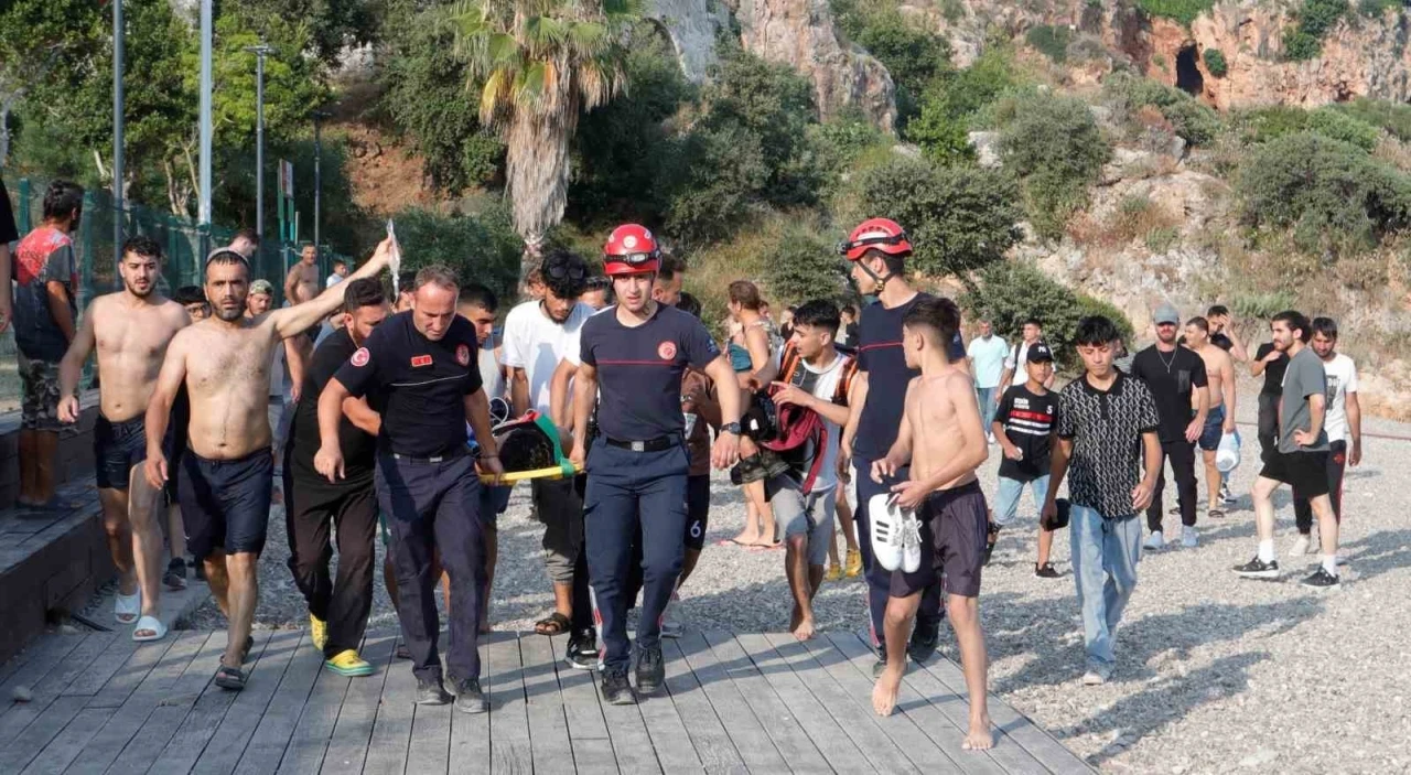 40 metrelik falezlerden atlayıp ağır yaralanan gencin tedavisi devam ediyor
