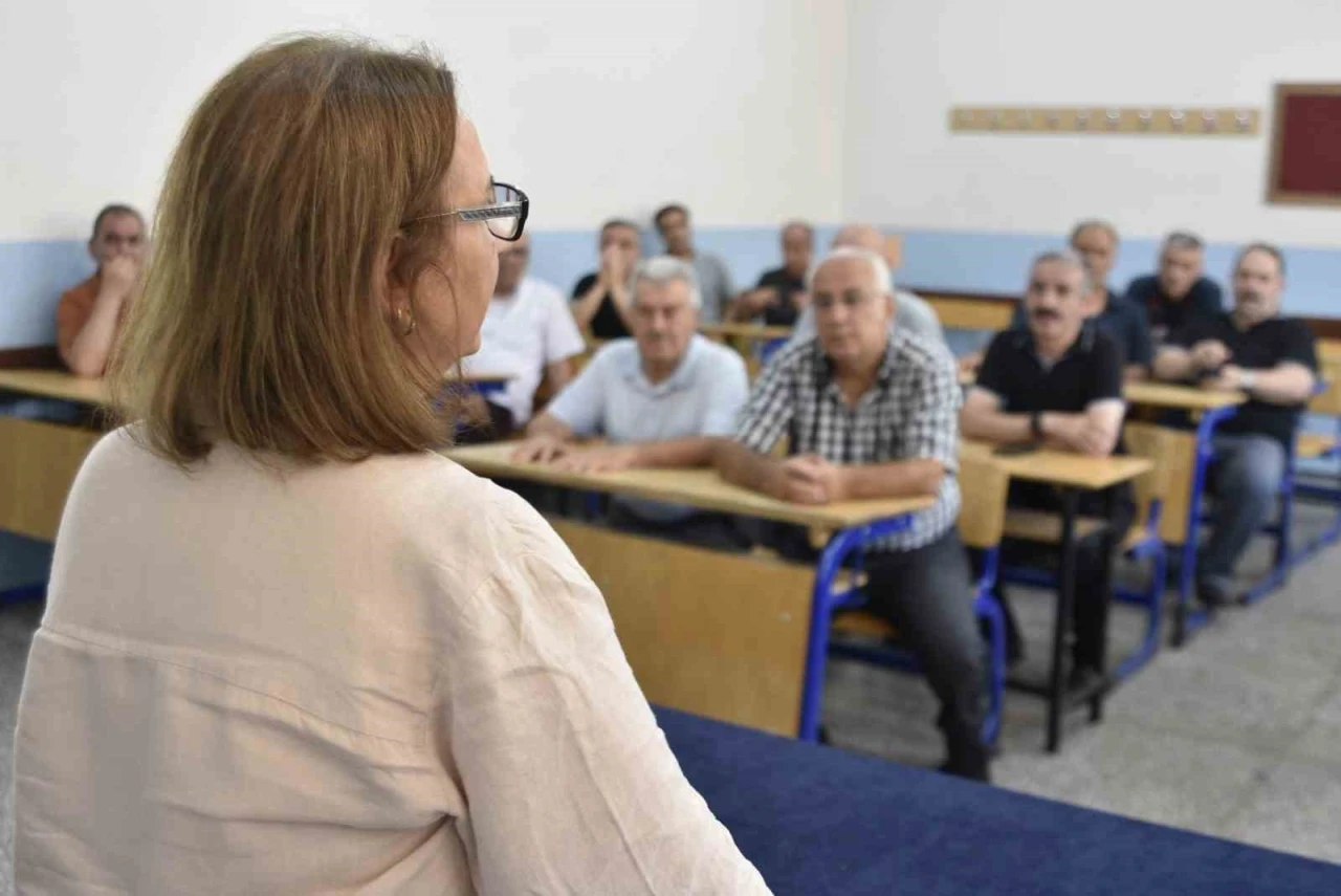 40 yıl sonra aynı okul sıralarında buluştular
