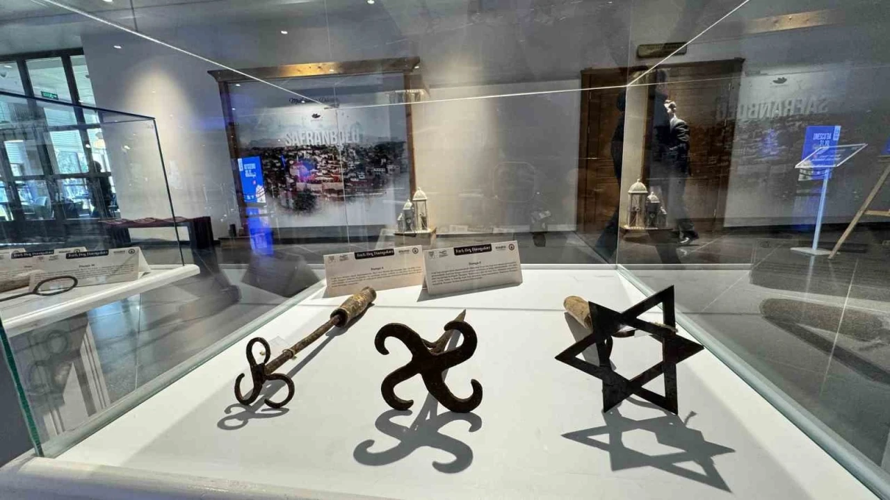 40 yılda biriktirdiği T&uuml;rk boy damgaları Safranbolu&rsquo;da sergiledi
