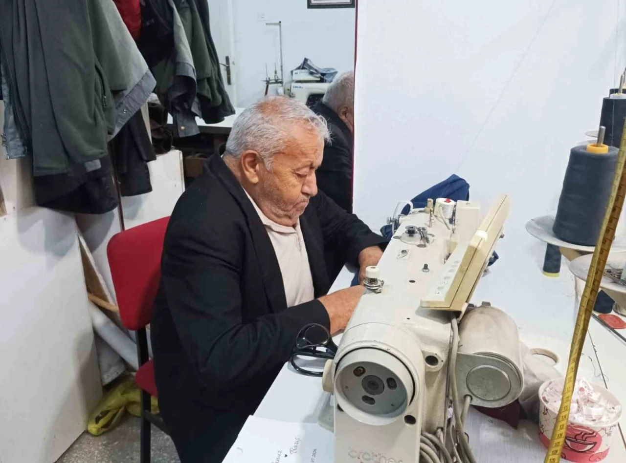 40 yıllık terzi, ilk g&uuml;nk&uuml; heyecanla mesleğini s&uuml;rd&uuml;r&uuml;yor
