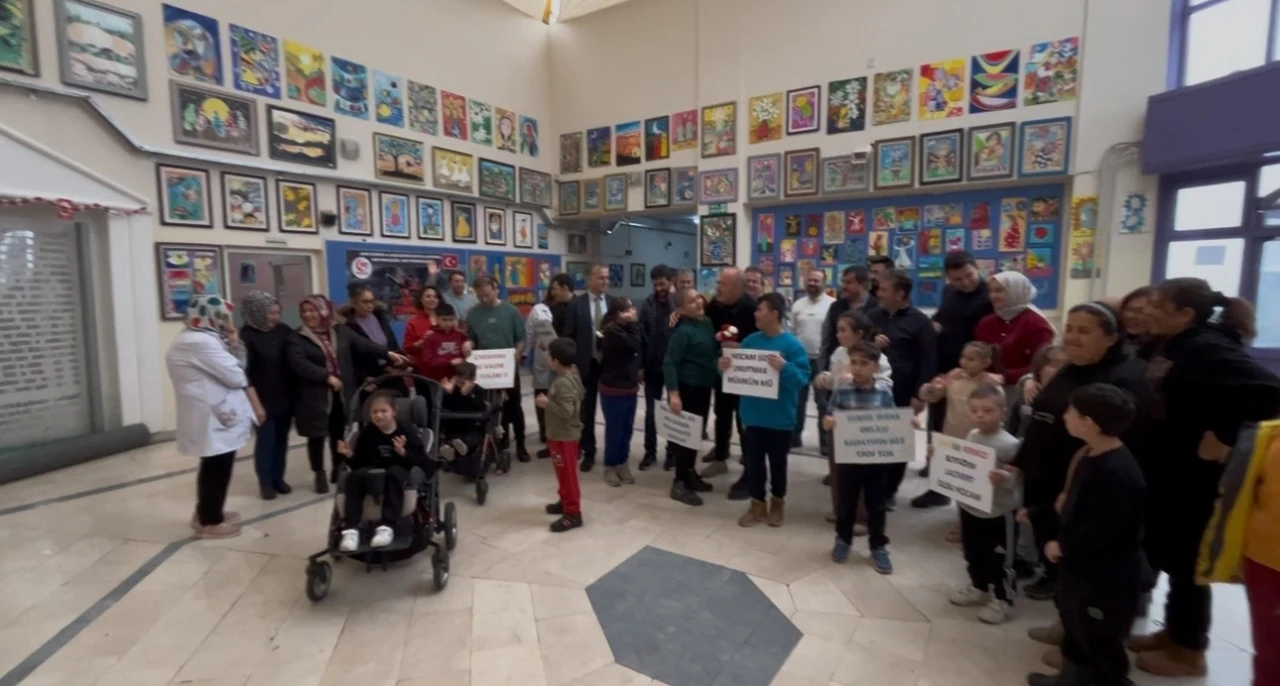 41 yıllık &ouml;ğretmene alkışlı ve &ccedil;i&ccedil;ekli veda
