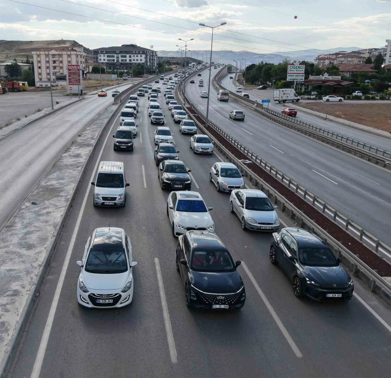 43 ilin bağlantı noktasında yaz tatili hareketliliği: Kaza trafiği durma noktasına getirdi
