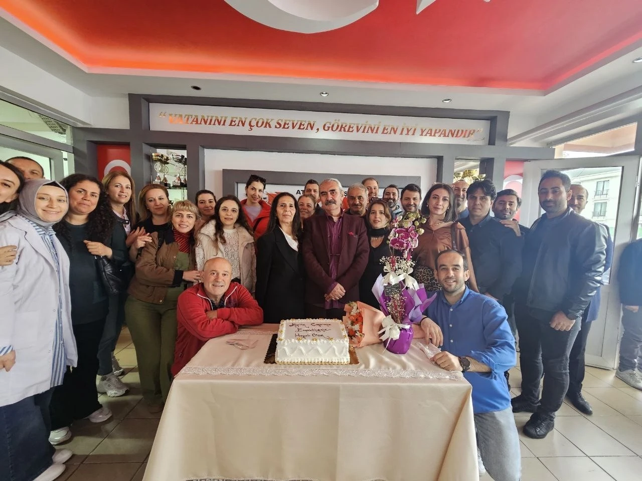 43 yıllık eğitimci emekliliğe böyle uğurlandı
