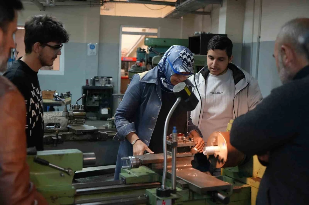 45 yaşında üniversiteye başladı, endüstriyel kalıpçılık bölümünün tek kadın öğrencisi oldu
