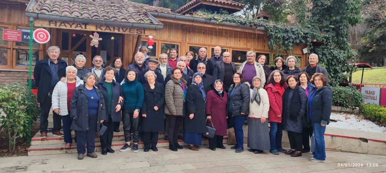 45 yıl &ouml;nce aynı sırada oturan arkadaşlar kahvaltı sofrasında bir araya geldi
