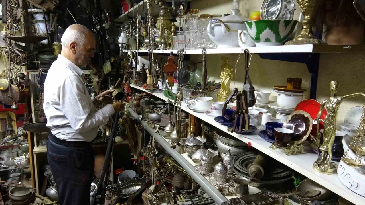 45 yıldır topladığı antika eşyaların sayısını kendisi de bilmiyor
