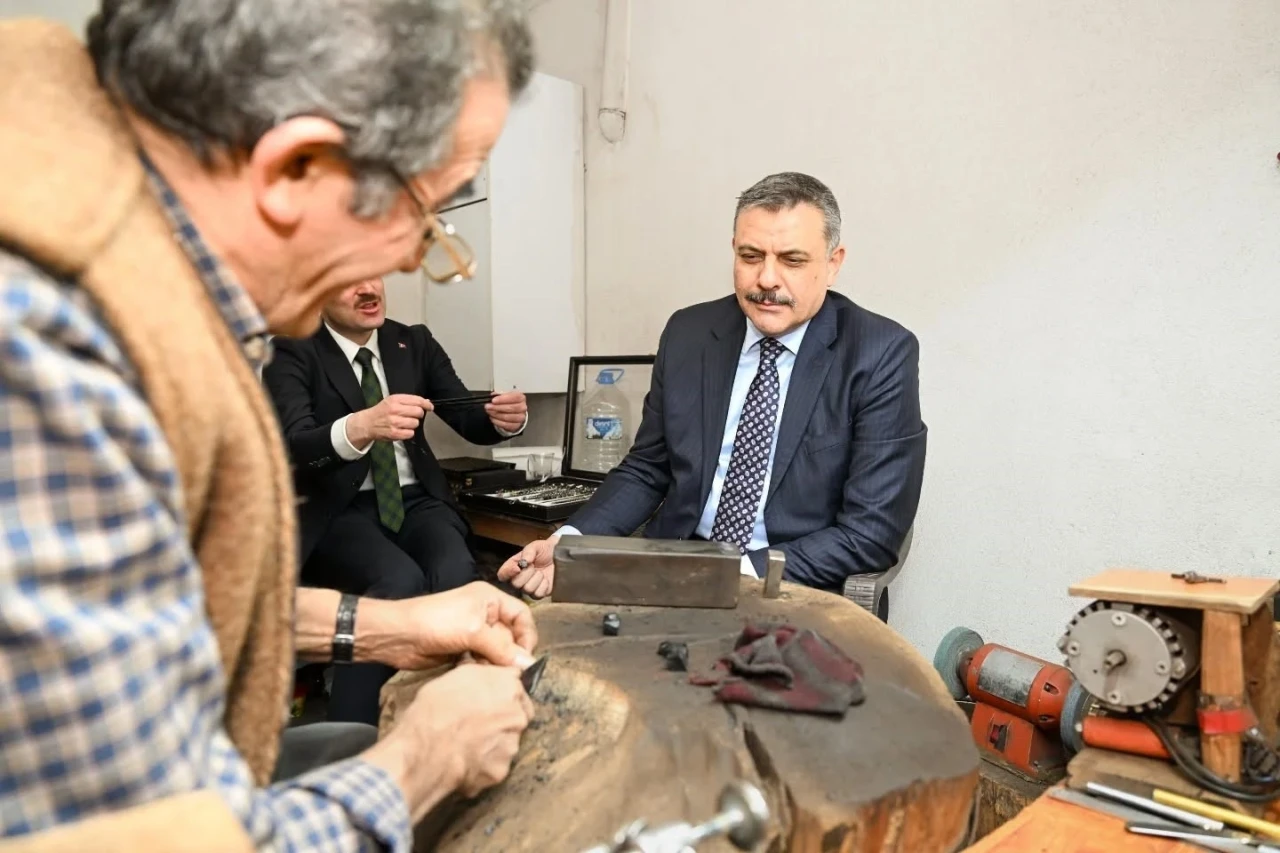 45 yıllık Oltu taşı ustası Hali Aydın&rsquo;a vefa
