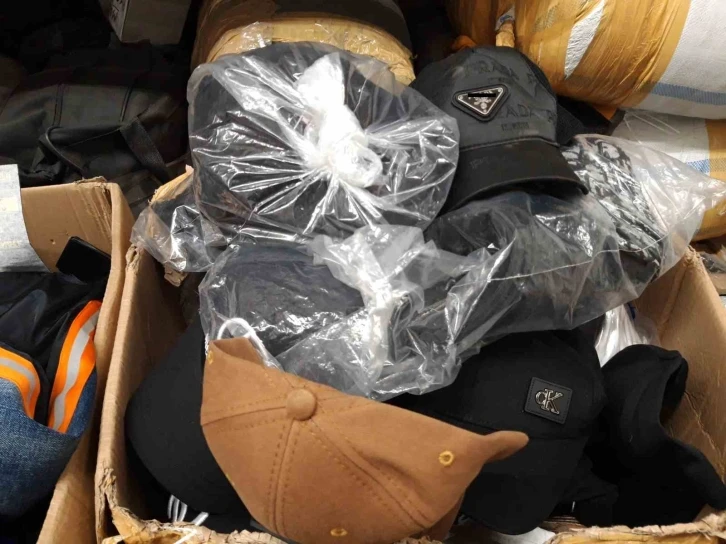 46 bin 801 adet markalı tekstil &uuml;r&uuml;n&uuml;, &ccedil;anta, kemer ve spor ayakkabı ele ge&ccedil;irildi
