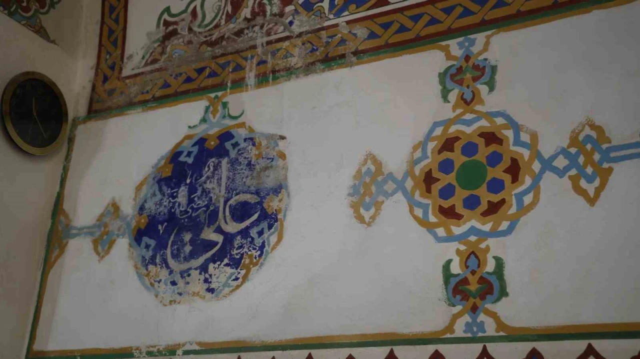5 asırlık miras alarm veriyor: Ahi Evran Cami&rsquo;nin sıva ve boyaları d&ouml;k&uuml;l&uuml;yor
