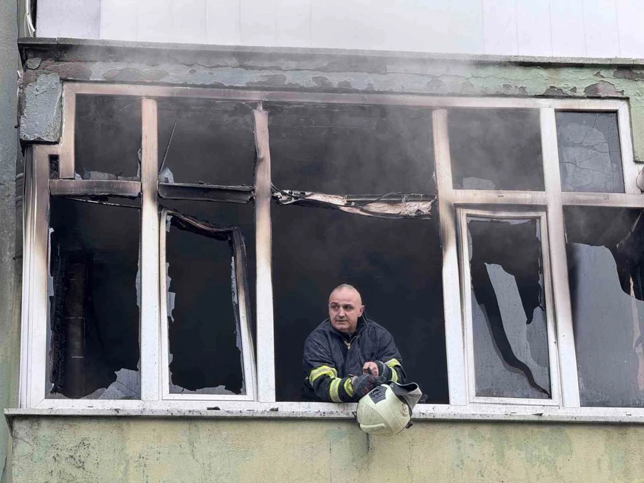 5 katlı apartmanda yangın paniği: 8 kişi itfaiye ekiplerince kurtarıldı
