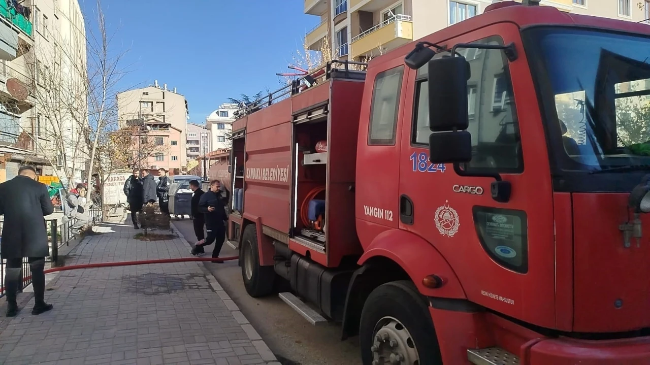 5 katlı binanın &ccedil;atı katındaki yangın korkuttu
