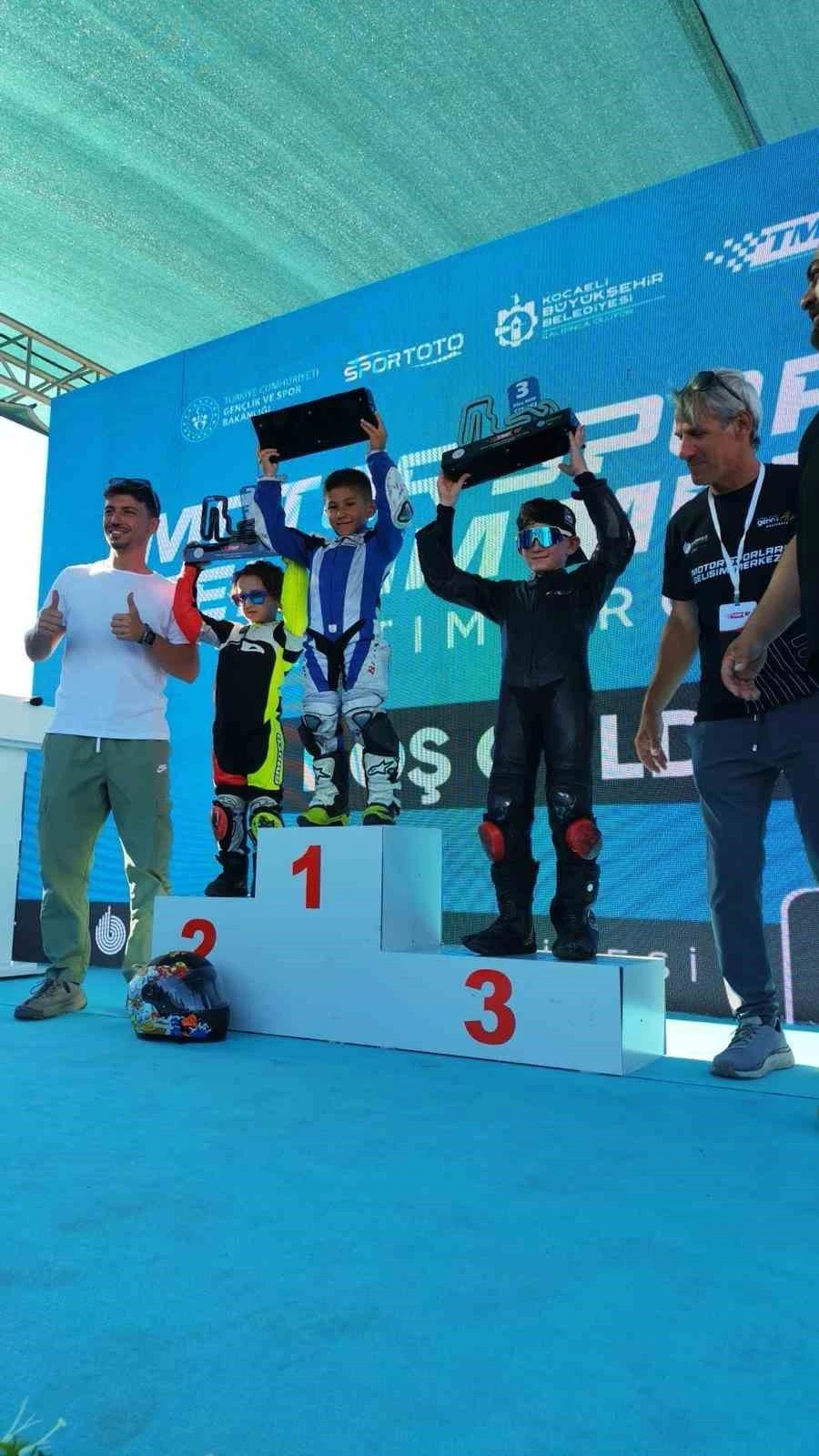 5 yaşındaki sporcu T&uuml;rkiye S&uuml;permoto Şampiyonası&rsquo;nda şampiyonluğa ulaştı
