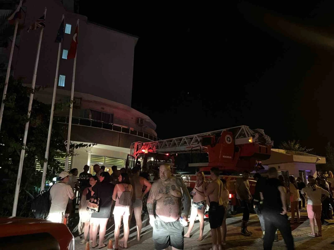 5 yıldızlı oteldeki yangında tahliye edilen 622 turist civar otellere yerleştirildi
