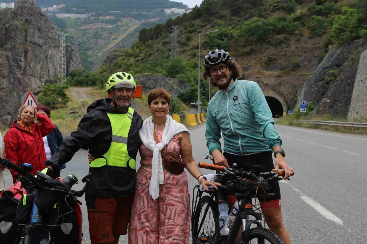 50 yaşında aldığı ilk bisikletiyle T&uuml;rkiye yollarına d&uuml;şt&uuml;
