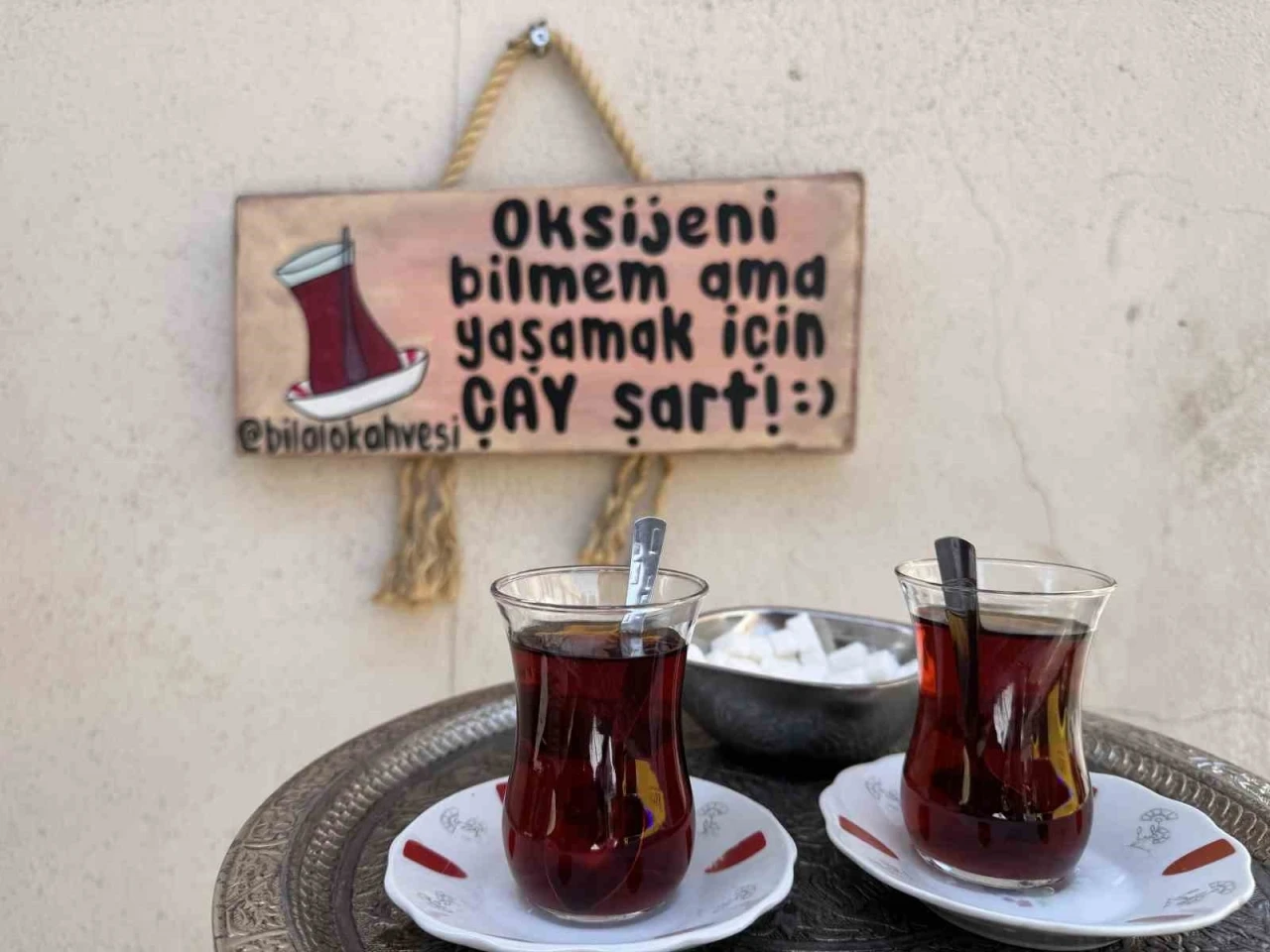 50 yıldır çaycılık yapan esnaf bunaltıcı sıcakta da ocağın başında
