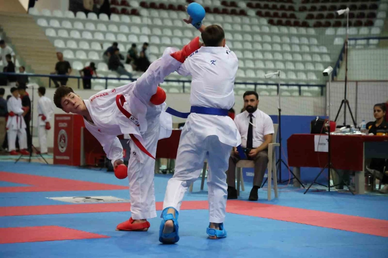 51 İlden bin 200 sporcu Elazığ’da karate için buluştu
