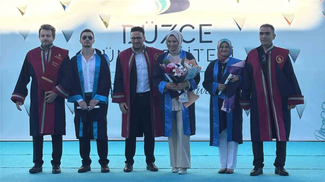 53 yaşında üniversiteden mezun oldu: Bölümü birincilikle bitirdi
