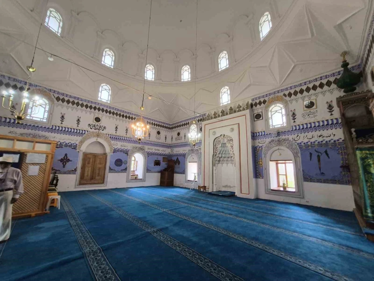 534 yıllık bu cami kıble hassasiyeti ile dikkat &ccedil;ekiyor
