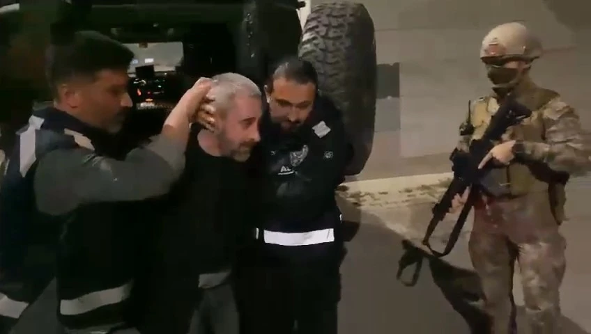 54 ayrı güvenlik kamerasına ait 213 saatlik görüntü incelendi... Berberde kardeşini öldüren şahıs yakalandı
