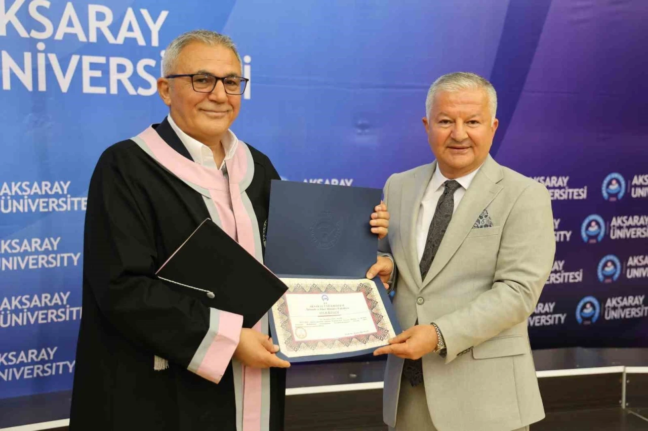 55 yaşında &uuml;niversite hayaline kavuştu, 59 yaşında mezun oldu
